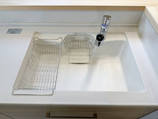 [価格改定]東区馬木6丁目 No.4のキッチン|浄水機能付き水栓に人造大理石シンク☆
人造大理石のためシンクに水垢や汚れが付きにくく、いつも綺麗なキッチンになります♪