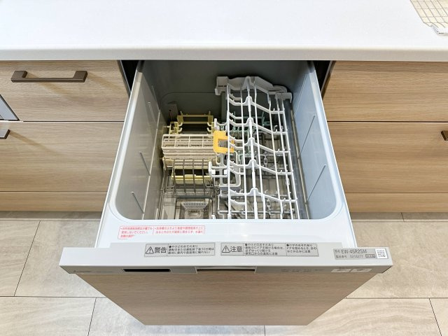 [価格改定]東区馬木6丁目 No.4のキッチン|4人から5人分の食器洗浄乾燥機☆
水道代の節約にもなり、家事の時短もできる優れ物です♪
スライド式で上から全体が見えるため食器の出し入れもスムーズです♪