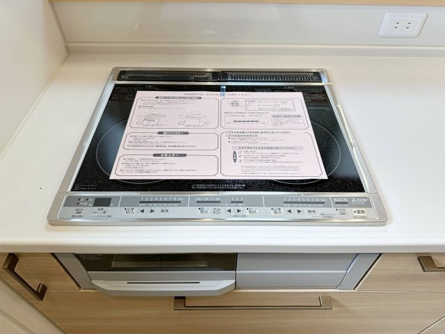 [価格改定]東区馬木6丁目 No.4のキッチン|IHクッキングヒーター☆
火が出ないために安全性も高いと考えられます。 さらに、安定した加熱管理制御が容易に行えるため、素材を均一に加熱する料理やスープなどの液体の加熱に適しています♪