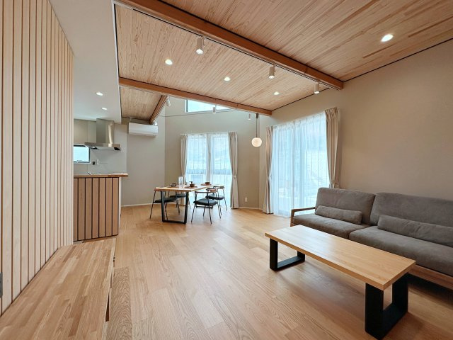 [価格改定]東区馬木6丁目 No.4の居間・リビング|ダイニングテーブルセット、ソファ、リビング用のエアコン、テレビ台をプレゼント☆
リビングに必要な家具が一通り揃っているのでお引渡し後、すぐに生活が始められます。