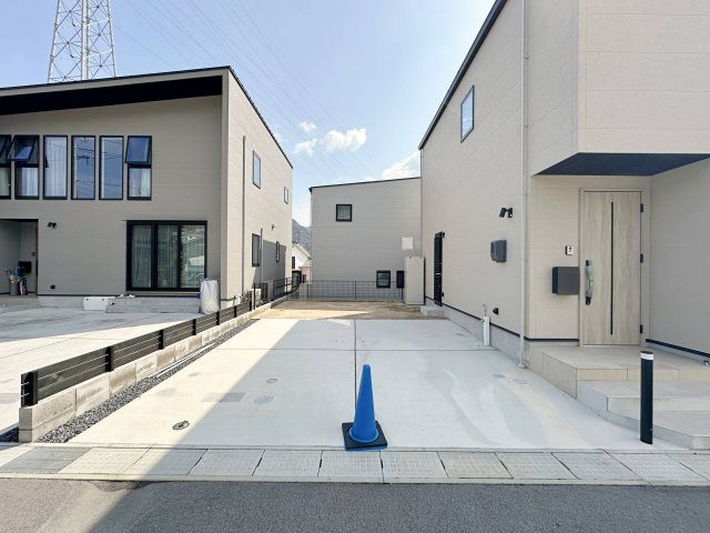 [価格改定]東区馬木6丁目 No.4の駐車場|車は4台駐車可能☆
広々とした駐車スペースは来客時なども安心なので気軽に家族や友人を招くことができます♪