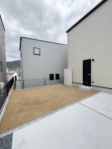 [価格改定]東区馬木6丁目 No.4の庭|広々としたお庭スペース☆
敷地内のため小さなお子様やペットも安心して遊べる家族のゆとり空間です♪
