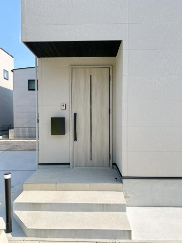 [価格改定]東区馬木6丁目 No.4の玄関|玄関ポーチ☆
屋根も付いており、雨が降っても濡れる心配はありません♪