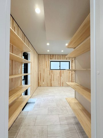 [価格改定]東区馬木6丁目 No.4の収納|玄関奥のクローゼットスペース☆
シューズインクロークとしてはもちろんトランクルームとしても活用できます♪