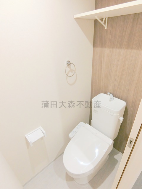 ブルージュ大田六郷のトイレ|棚と温水洗浄便座付きのトイレ