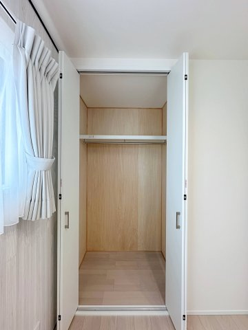 [価格改定]東区馬木6丁目 No.3の収納|全居室収納☆
4.5帖洋室のクローゼットです♪