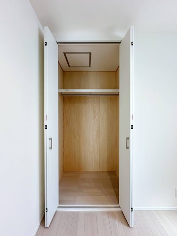 [価格改定]東区馬木6丁目 No.3の収納|全居室収納☆
4.5帖洋室のクローゼットです♪