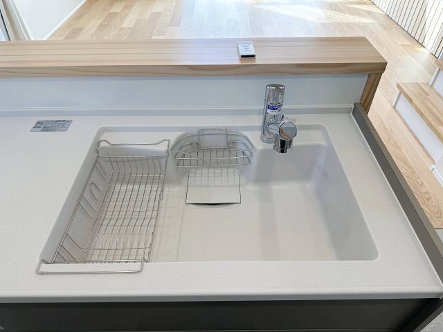 [価格改定]東区馬木6丁目 No.3のキッチン|浄水機能付きステンレスシンク☆
ステンレスシンクは傷や汚れに強く、お手入れも簡単で使いやすいです♪
さらにワンタッチで浄水に切り替えができる為とても便利です！