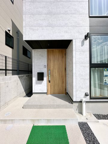 [価格改定]東区馬木6丁目 No.3の玄関|玄関ポーチ☆
屋根も付いており、雨が降っても濡れる心配はありません♪