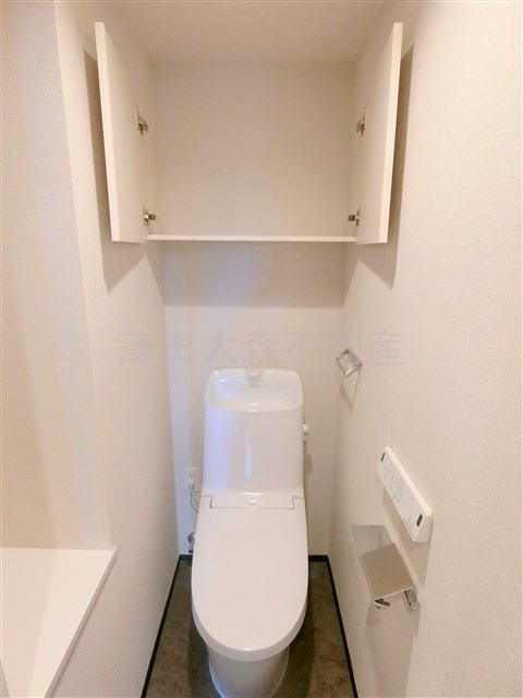 HILLTOP南蒲田(ヒルトップミナミカマタ)のトイレ|棚収納と温水洗浄便座付き　トイレ　