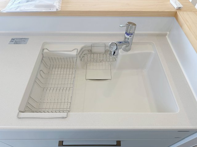 [価格改定]東区馬木6丁目 No.1のキッチン|浄水機能付き水栓に人造大理石シンク☆
人造大理石のためシンクに水垢や汚れが付きにくく、いつも綺麗なキッチンになります♪