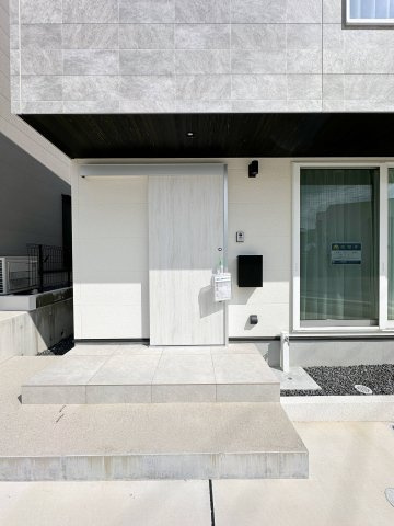 [価格改定]東区馬木6丁目 No.1の玄関|玄関ポーチ☆
屋根も付いており、雨が降っても濡れる心配はありません♪