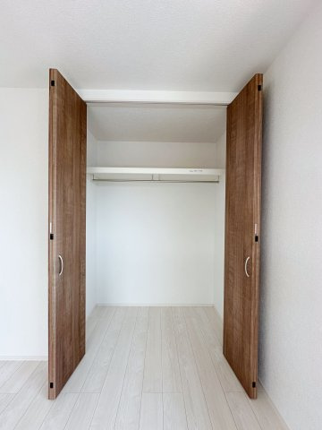 佐伯区坪井1丁目No.1の収納|全居室収納☆
2階8.5帖の主寝室のクローゼットです♪