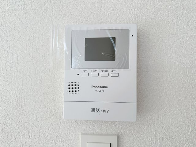 佐伯区坪井1丁目No.1の防犯設備|ドアホン☆
来客があったとき、室内からカメラやマイクを使って相手や用件を確認できます。相手を事前に確認することができ、訪問販売対策や防犯面でも役に立つアイテムです♪