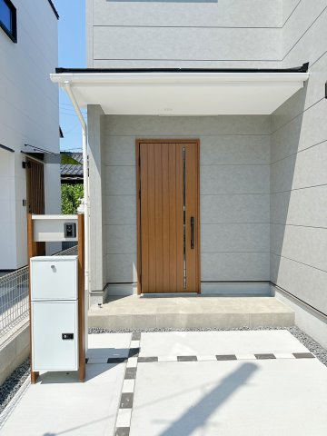 佐伯区坪井1丁目No.1の玄関|宅配ボックス付き玄関ポーチ☆
屋根も付いており、雨が降っても濡れる心配はありません♪