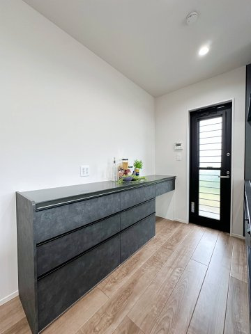 廿日市市阿品台1丁目 No.Bの収納|カップボード☆
大型のカップボードは収納力もあり便利です。また、備え付けの為、耐震性が高く地震の際にも倒れてくる心配はありません♪