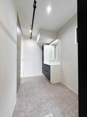 廿日市市阿品台1丁目 No.Bの収納|洗面スペース☆
ランドリールームも兼ねており、洗濯物をそのまま干すこともできます！