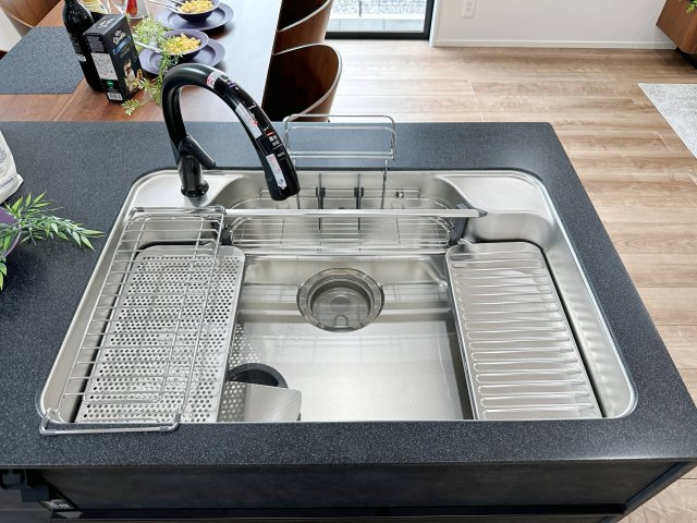 廿日市市阿品台1丁目 No.Bのキッチン|タッチレス水栓付のステンレスシンク☆
水切りプレートなどのオプション品も備え付けです♪
手をかざすだけで水の出止ができる自動水栓は非常に便利です！