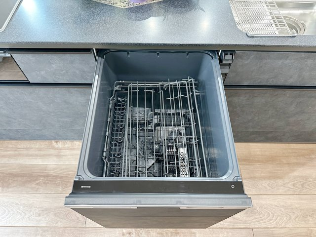 廿日市市阿品台1丁目 No.Bのキッチン|4人から5人分の食器洗浄乾燥機☆
ナノイー対応で嫌な生乾き臭などもしっかり撃退してくれます♪
洗剤自動投入機能もあり新三種の神器とも言われる非常に便利な食洗機です！