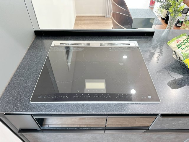廿日市市阿品台1丁目 No.Bのキッチン|IHクッキングヒーター☆
火が出ないので安全性も高いIH。タッチパネル式で3口全てIHのハイグレードタイプです♪
自動調理機能や換気扇との自動連動機能などもあります！