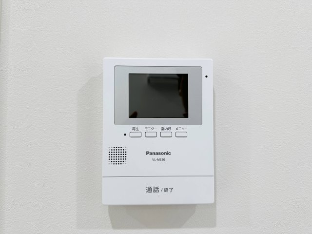 廿日市市阿品台1丁目 No.Bの防犯設備|ドアホン☆
来客があったとき、室内からカメラやマイクを使って相手や用件を確認できます。相手を事前に確認することができ、訪問販売対策や防犯面でも役に立つアイテムです♪