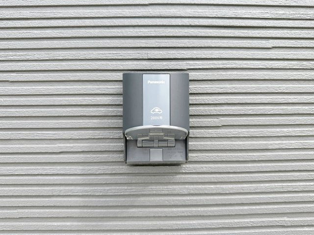 廿日市市阿品台1丁目 No.Bの設備|EV車用電源コンセント☆
日本国内でも、2030年代半ば頃を目標に、新車販売を全て電気自動車にすることが出来るように調整されているとも言われ、この先の環境変化に対応できるように設置されています。