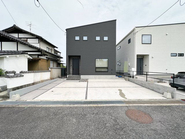 廿日市市阿品台1丁目 No.Bの駐車場|カースペースは並列3台駐車可能☆
広々とした駐車スペースは来客時も安心です♪
