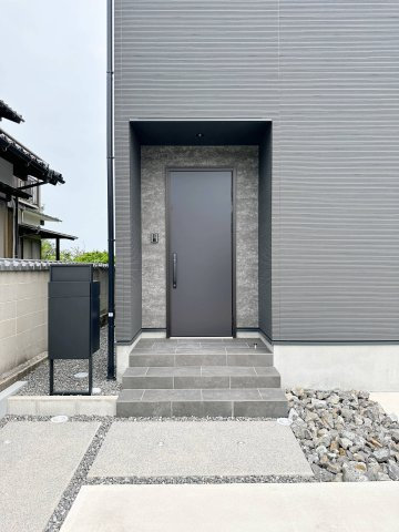 廿日市市阿品台1丁目 No.Bの玄関|宅配BOX付き玄関ポーチ☆
屋根も付いており、雨が降っても濡れる心配はありません♪