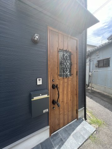 石井町６丁目貸家の玄関