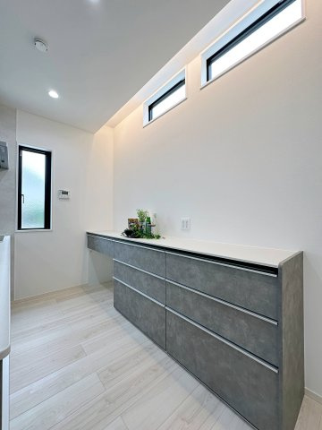 廿日市市阿品台1丁目 No.Aの収納|カップボード☆
大型のカップボードは収納力もあり便利です。また、備え付けの為、耐震性が高く地震の際にも倒れてくる心配はありません♪