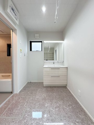 廿日市市阿品台1丁目 No.Aの洗面所|シャワー付き洗面化粧台☆
洗面台にシャワー機能が付いたもので、シャンプーなども行える多機能洗面台です。
センサー付きで手をかざすだけで水が出てきます♪