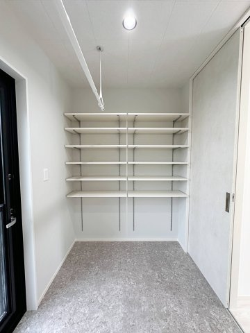 廿日市市阿品台1丁目 No.Aの収納|洗面スペース☆
ランドリールームも兼ねており、洗濯物をそのまま干すこともできます！
収納棚付きで着替えの収納も困りません♪