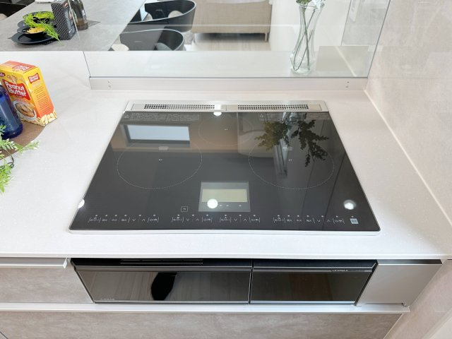 廿日市市阿品台1丁目 No.Aのキッチン|IHクッキングヒーター☆
火が出ないので安全性も高いIH。タッチパネル式で3口全てIHのハイグレードタイプです♪
自動調理機能や換気扇との自動連動機能などもあります！