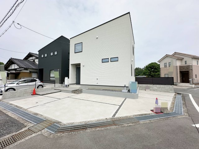 廿日市市阿品台1丁目 No.Aの駐車場|カースペースは並列3台駐車可能☆
広々とした駐車スペースは来客時も安心です♪