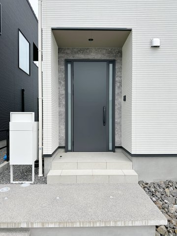 廿日市市阿品台1丁目 No.Aの玄関|宅配BOX付き玄関ポーチ☆
屋根も付いており、雨が降っても濡れる心配はありません♪