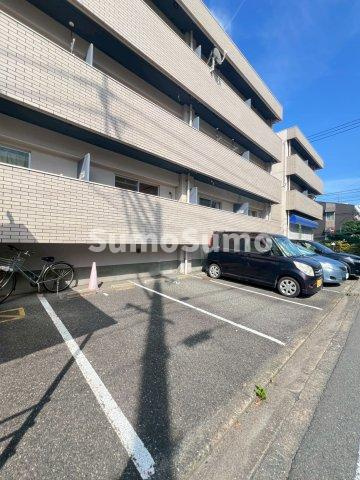 友広ビルの駐車場