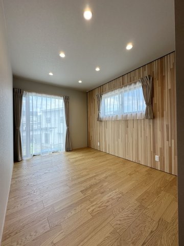 安佐北区亀崎4丁目 No.1の寝室|(類似仕様)約6帖の主寝室完成イメージ☆
洋室にも木材のアクセントウォールが用意され、全部屋照明、カーテンレール、カーテン付きのため入居後にご自分で買い揃える家具の数が圧倒的に少ないです♪