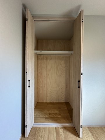 安佐北区亀崎4丁目 No.1の収納|(類似仕様)子供部屋のクローゼット☆
クローゼット内は無垢木材を使用することで消臭効果や調湿効果も期待することができます♪