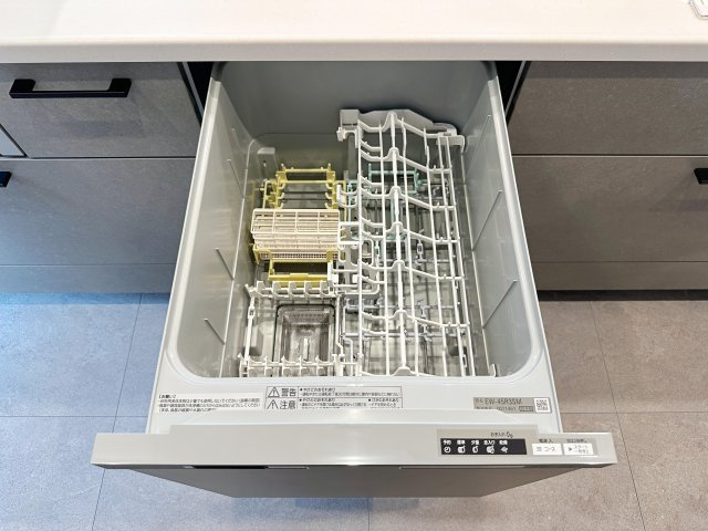 安佐北区亀崎4丁目 No.1のキッチン|(類似仕様)4人から5人分の食器洗浄乾燥機☆
水道代の節約にもなり、家事の時短もできる優れ物です♪
スライド式で上から全体が見えるため食器の出し入れもスムーズです♪
