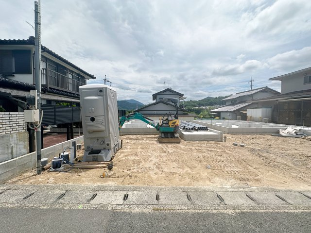 安佐北区亀崎4丁目 No.1の駐車場|(1号棟)車は並列2台駐車可能☆
広い駐車スペースは来客時や将来お子様が車を持った際も安心です♪