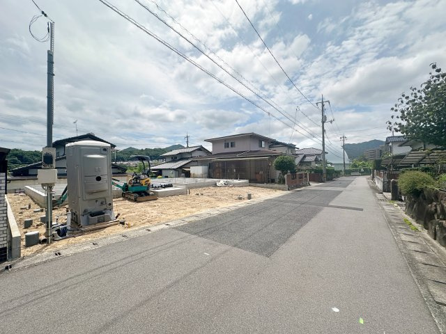安佐北区亀崎4丁目 No.1の前面道路含む現地写真|前面道路は幅員約4.1mあり広々と開放的です。
基本的に居住者しか通らないため小さなお子様のいるご家族も安心して生活できます♪