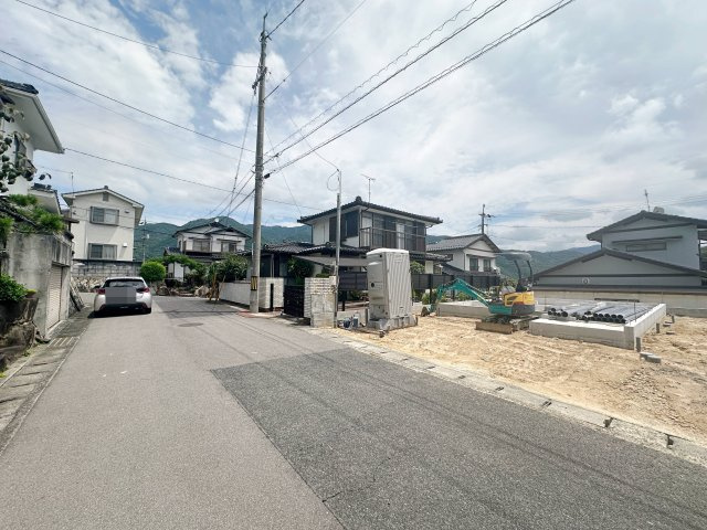 安佐北区亀崎4丁目 No.1の前面道路含む現地写真|ゆったりとした前面道路のため運転が苦手な方も安心です♪