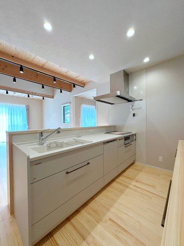 安佐北区亀崎4丁目 No.1のキッチン|(類似仕様)キッチン☆
タカラスタンダードの使いやすいシステムキッチンで、背面にはおしゃれな木材の飾りが施されます♪
人造大理石天板で汚れや水垢に強くお手入れも簡単なキッチンです！