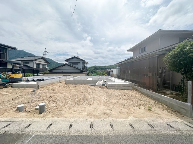 安佐北区亀崎4丁目 No.2の駐車場|(2号棟)車は並列2台駐車可能☆
広い駐車スペースは来客時や将来お子様が車を持った際も安心です♪