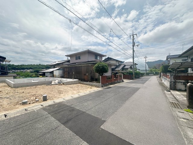 安佐北区亀崎4丁目 No.2の前面道路含む現地写真|前面道路は幅員約4.1mあり広々と開放的です。
基本的に居住者しか通らないため小さなお子様のいるご家族も安心して生活できます♪