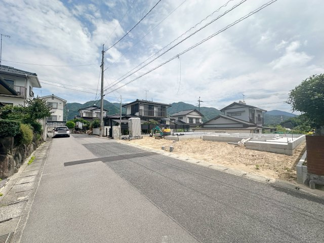 安佐北区亀崎4丁目 No.2の前面道路含む現地写真|ゆったりとした前面道路のため運転が苦手な方も安心です♪