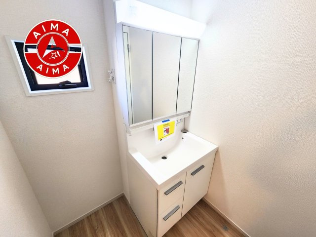 福岡市東区八田3丁目第12-2棟（1号棟）の内観：施工例|毎日使うものだから清潔な空間を保ちたい水回り。洗面にはそんな願いを解消させてくれる収納アイデアが満載です。三面鏡の裏側にはキャビネットが現れ小物から背の高い物まで収納できます。