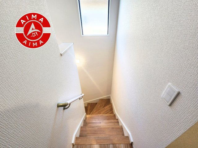 福岡市東区八田3丁目第12-2棟（1号棟）の内観：施工例|＜手すり付階段＞手すりがないと階段の昇り降りで危険なことはもちろん、壁に手をつきながら歩くことで壁紙が汚れやすくなります。すべての方に快適に昇り降りしていただくため、手すりを設置しました。
