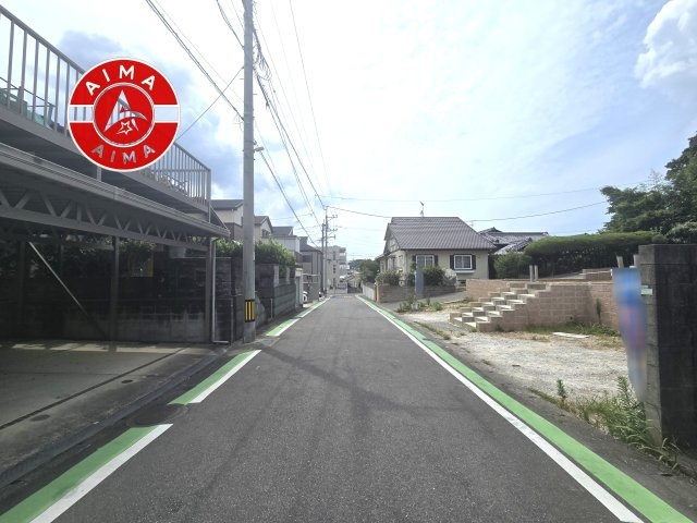 福岡市東区八田3丁目第12-2棟（1号棟）の前面道路含む現地写真|前面道路は閑静な住宅地をはしる車通りの少ない道路。お車の出し入れが苦手なママや小さなお子様にも安心ですね。しっかり舗装もされているので、ベビーカーや自転車で通っても快適に通行できます。