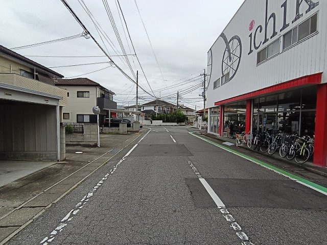 高崎市中居町2丁目リフォーム済中古住宅の前面道路含む現地写真